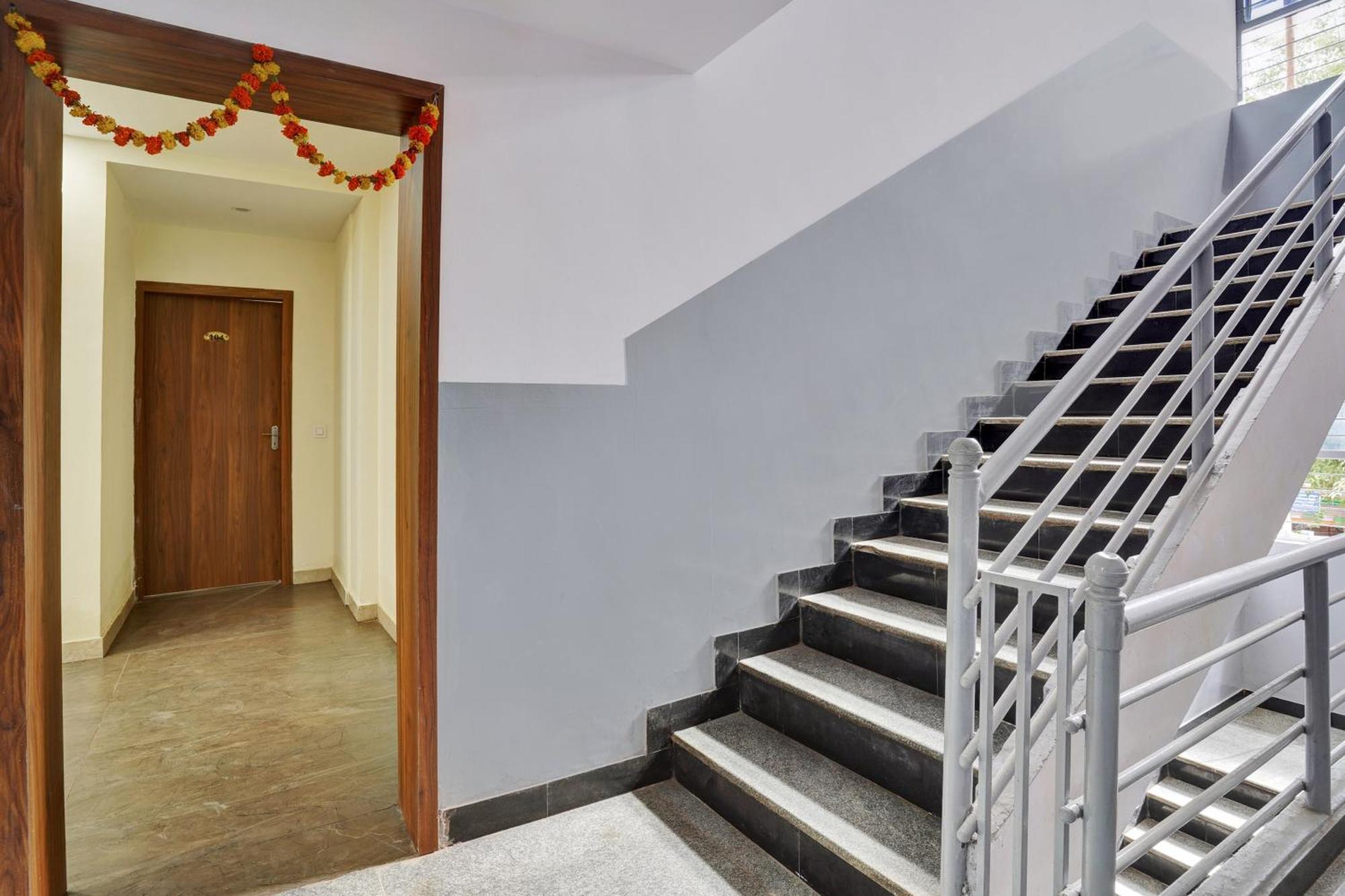 Hotel O Gayathri Metro Deluxe Bangalore Exterior foto